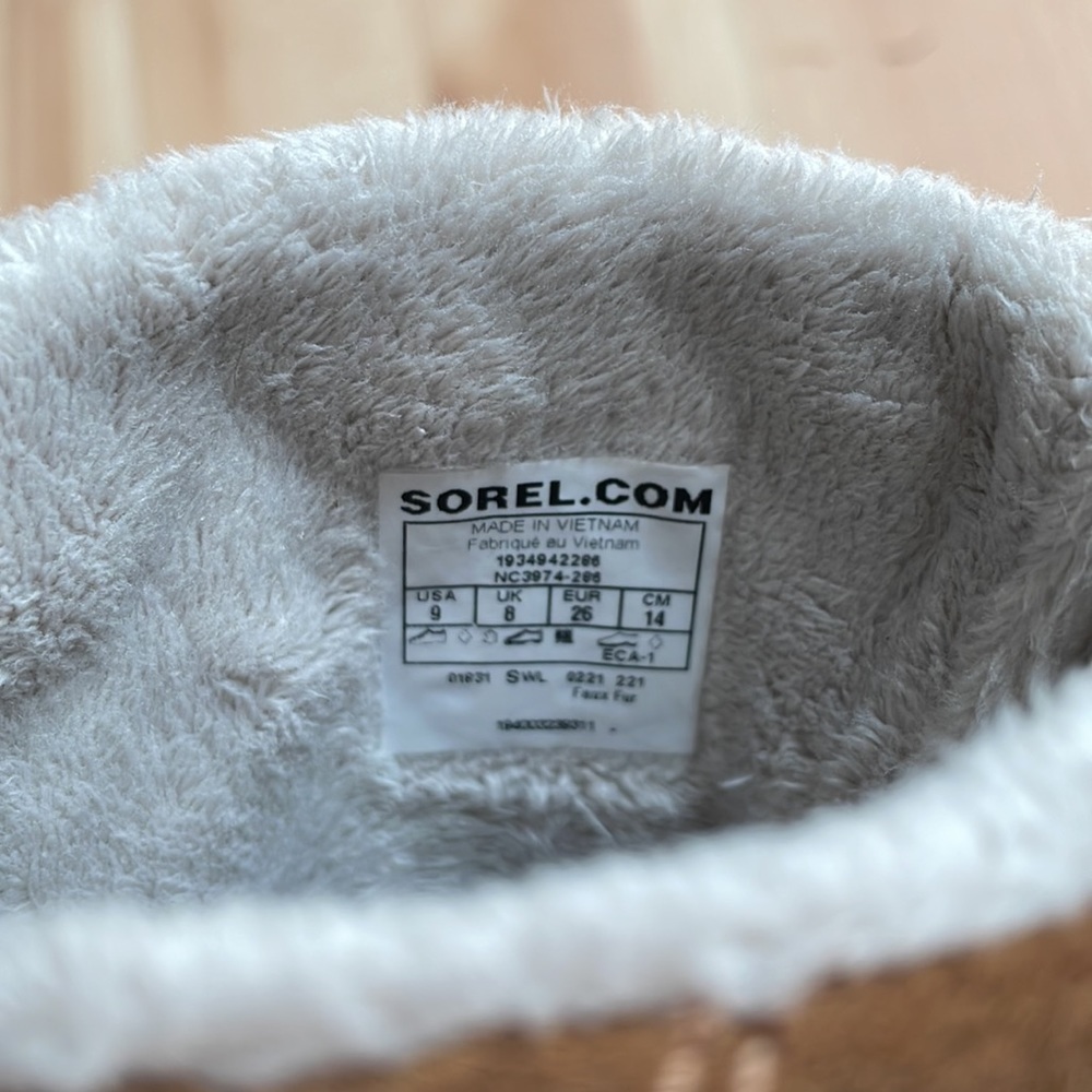 Suede Sorel Toddler girl Waterproof boots. They have gold shiny stars on them. - Picture 3 of 4